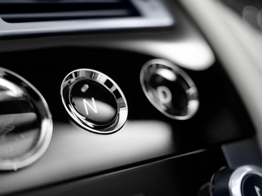 Детали интерьера Aston Martin Virage Volante 2011 года  (фото 5 из 19)